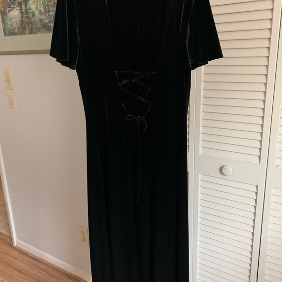 Dressy Betsy Velvet Dress - Picture 4 of 6